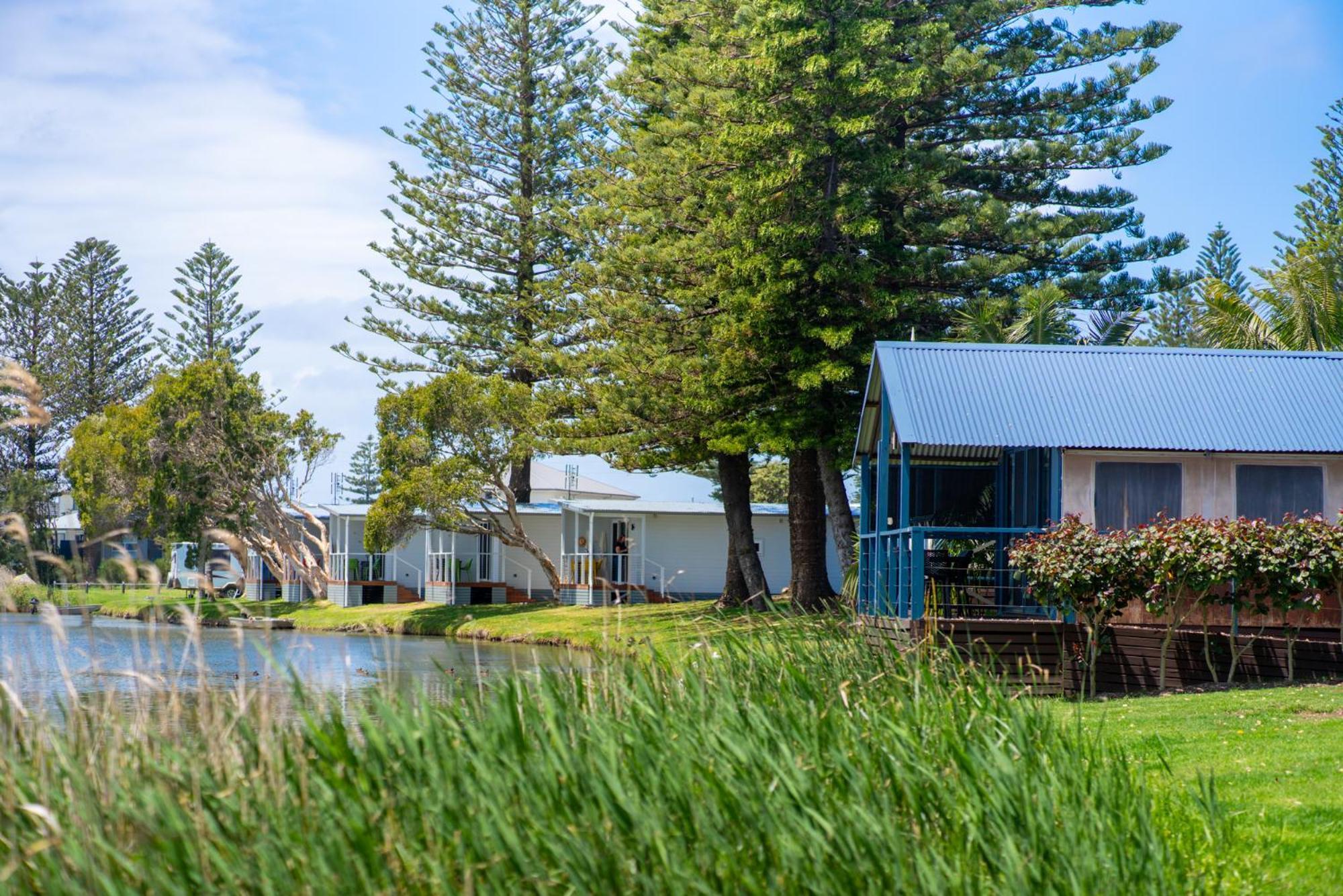Two Shores Holiday Village Entrance Bagian luar foto