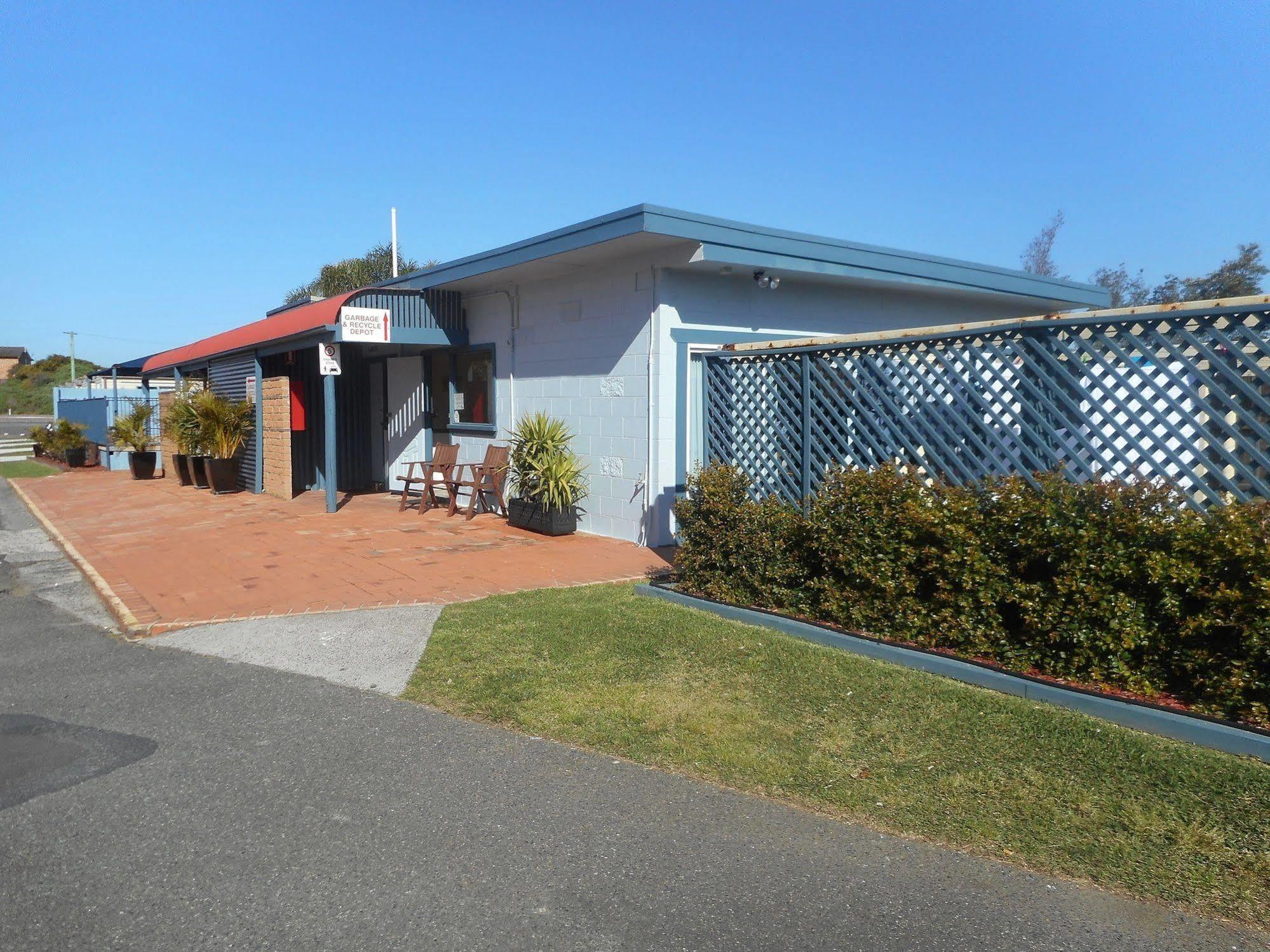 Two Shores Holiday Village Entrance Bagian luar foto